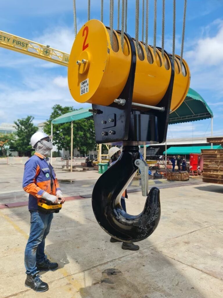 การปฏิบัติงานของผู้ควบคุมเครน